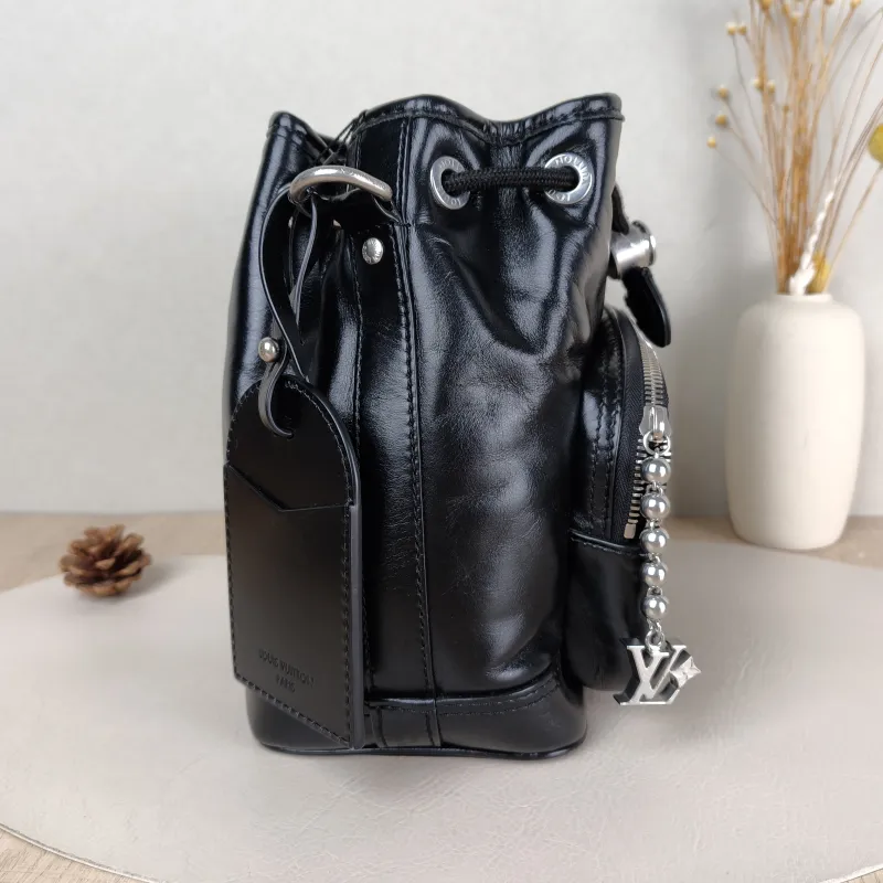 Louis Vuitton Shoulder Bag NOÉ CARGO Bucket Bag Black Calfskin Small 22 × 16 × 24 cm — detail view 13 of 14
