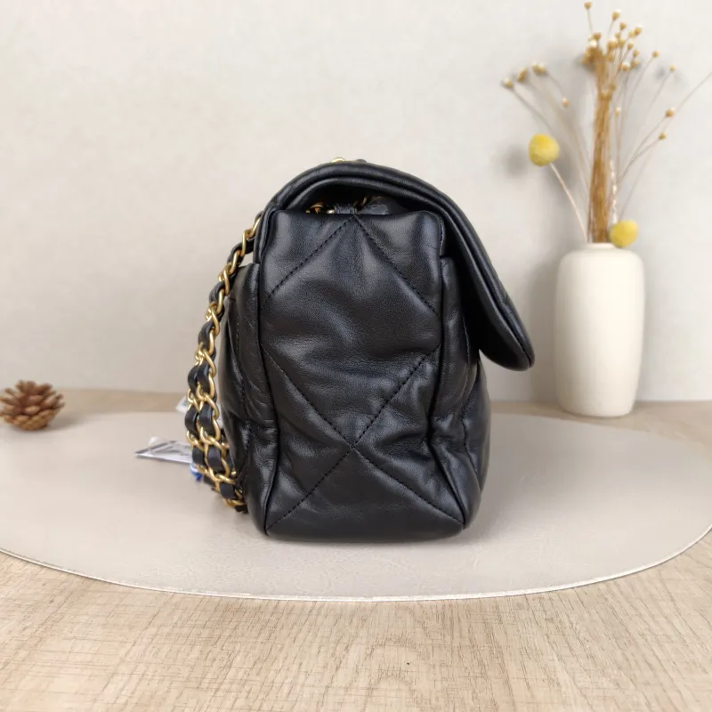 Chanel Crossbody Bag C Black Lambskin Small 28 × 9.5 × 17 cm — detail view 16 of 17