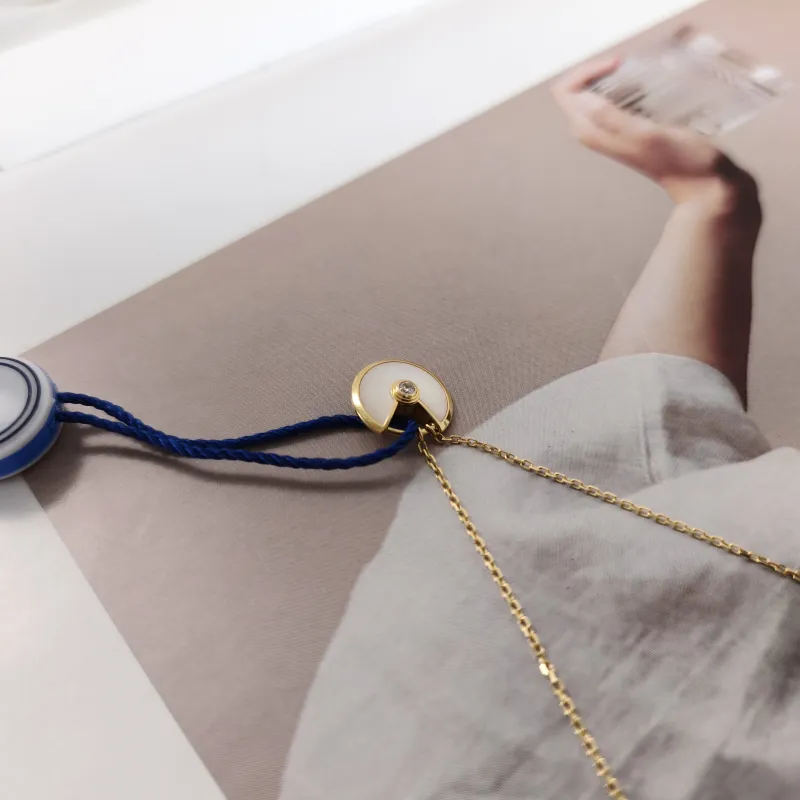 CARTIER Necklace Amulette de Necklace Pearl · White Mother-of-Pearl18KY ellow Gold Small1.2cm 40cm Small — cover view 5 of 8