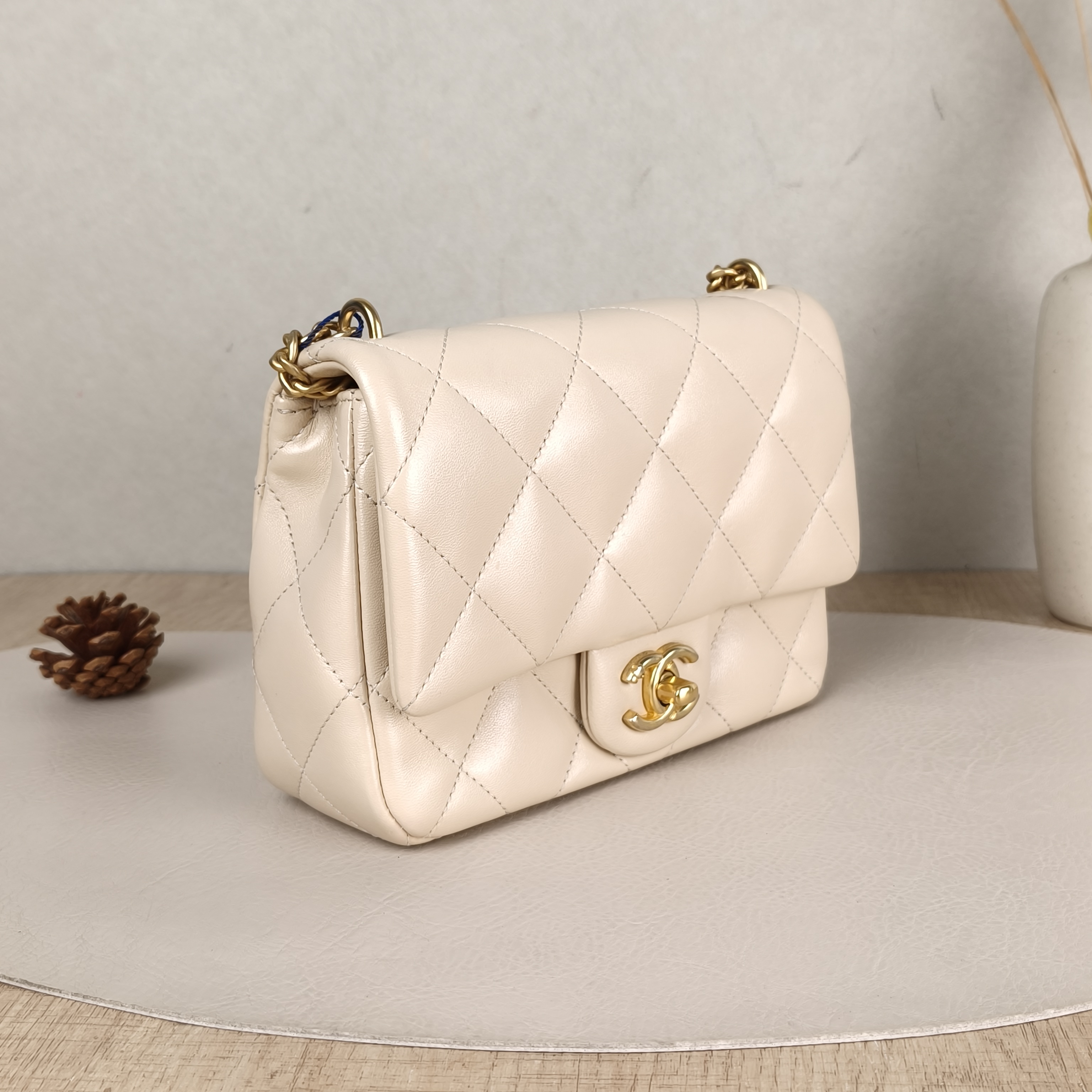 Chanel Crossbody Bag Beige Lambskin One Size18 × 6 × 14 cm — cover view 4 of 5
