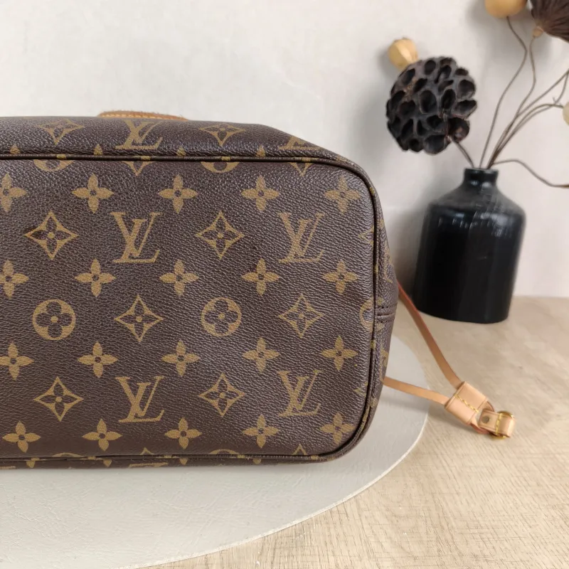 Louis Vuitton Shoulder Bag Neverfull Monogram PVC Medium 31 × 14 × 28 cm — detail view 6 of 12