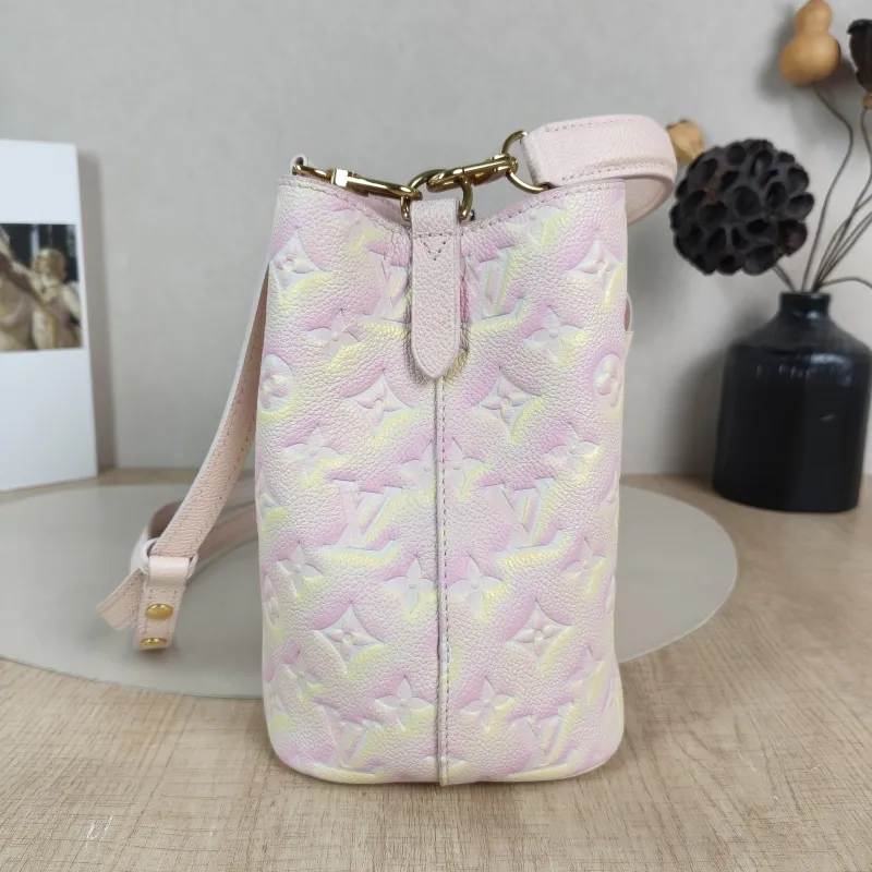 Louis Vuitton Crossbody Bag NÉONOÉ Bucket Bag BB Collection · Calfskin BB 20 × 13 × 20 cm — detail view 4 of 11