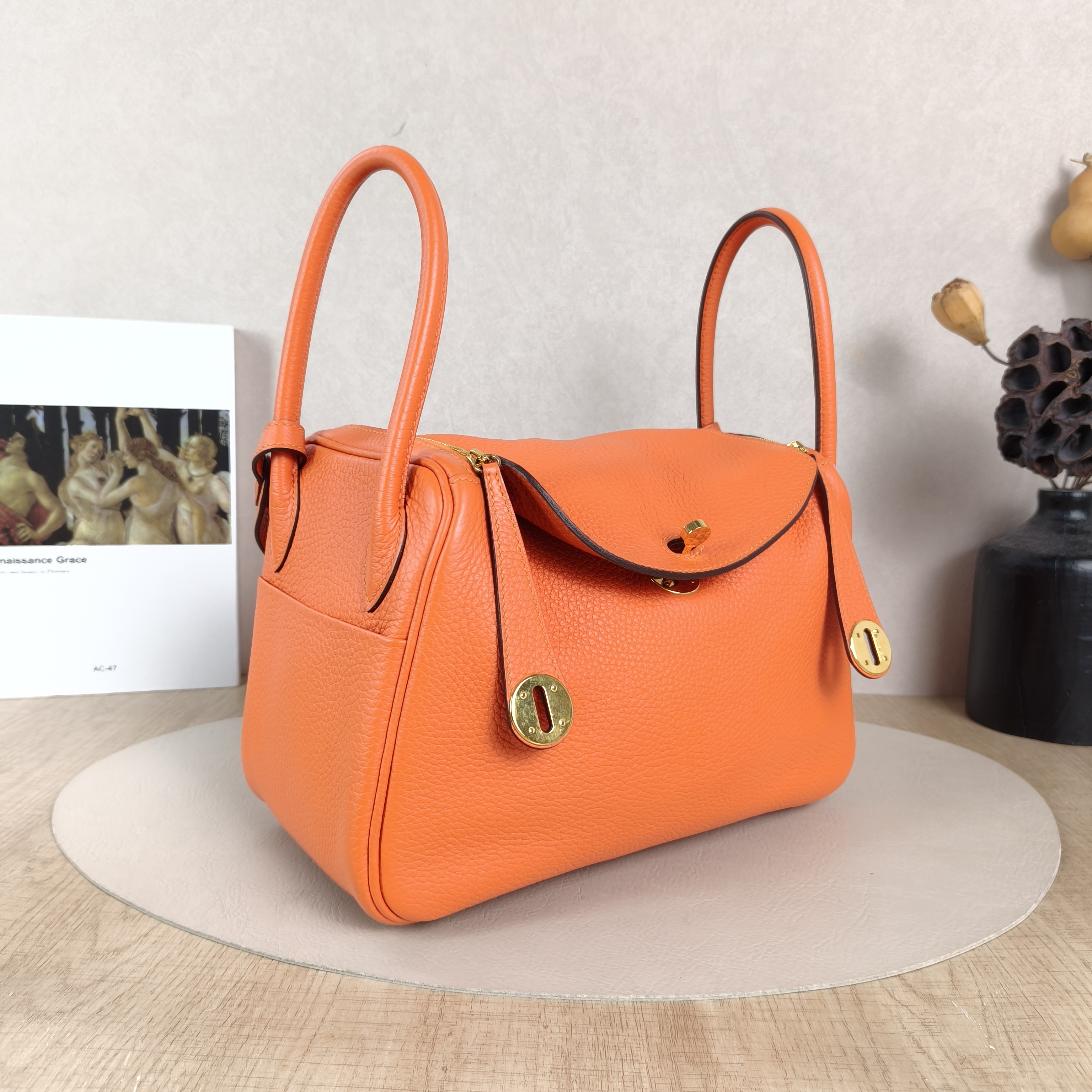 Hermès Crossbody Bag Lindy 2693 Taurillon Clemence TC Calfskin Small26 × 12 × 18 cm — cover view 2 of 6