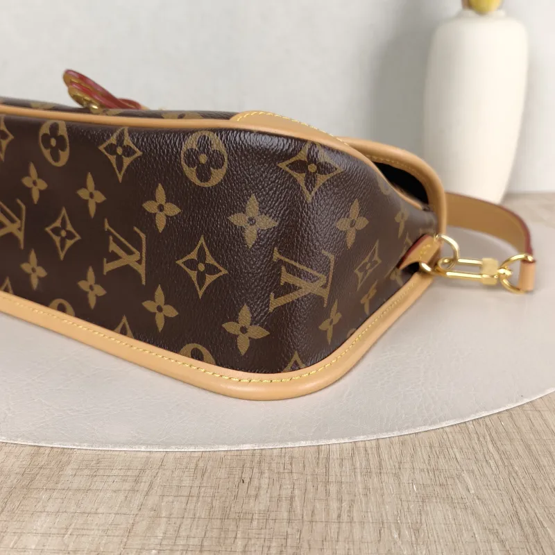 Louis Vuitton Crossbody Bag Diane Baguette Bag Shoulder Strap PVC Small 24 × 9 × 15 cm — detail view 8 of 14