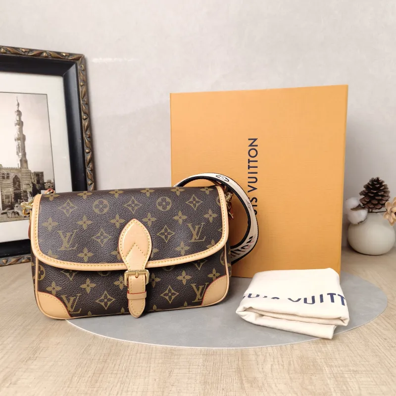 Louis Vuitton Crossbody Bag Diane Baguette Bag Shoulder Strap PVC Small24 × 9 × 15 cm — cover view 4 of 6