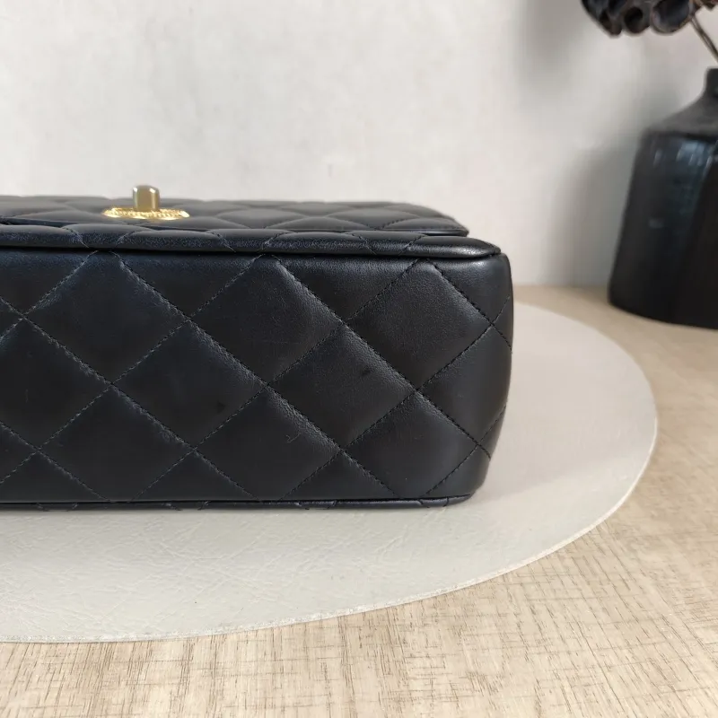 Chanel Crossbody Bag Black with Gold-Tone Hardware Lambskin One Size 25 × 10 × 16 cm — detail view 7 of 12