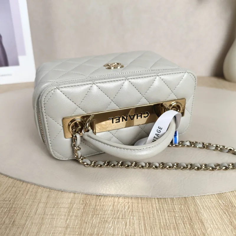 Chanel Crossbody Bag trendy cc Edition Green Lambskin One Size17 × 8 × 9.5 cm — cover view 2 of 12