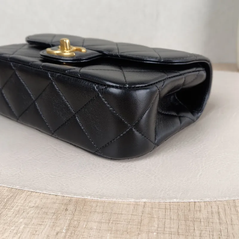 Chanel Crossbody Bag Pearl Black Lambskin Mini 19 × 5.5 × 12.5 cm — detail view 3 of 12