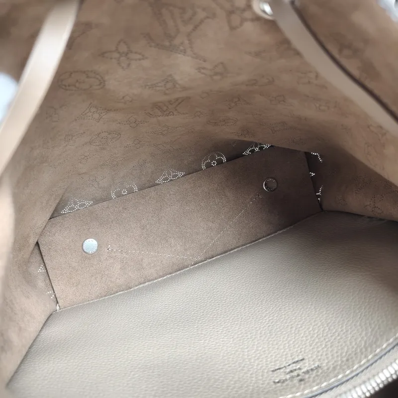 Louis Vuitton Shoulder Bag Muria Grey Calfskin One Size 26 × 14 × 26 cm — detail view 1 of 11