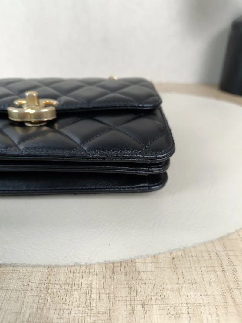 Chanel Crossbody Bag Crossbody Bag Black Lambskin One Size19.5 × 4 × 14.5 cm — detail view 9 of 14