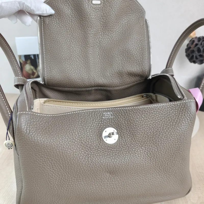 Hermès Shoulder Bag Lindy 30 TC Calfskin Medium 30 × 15 × 19 cm A — detail view 7 of 11