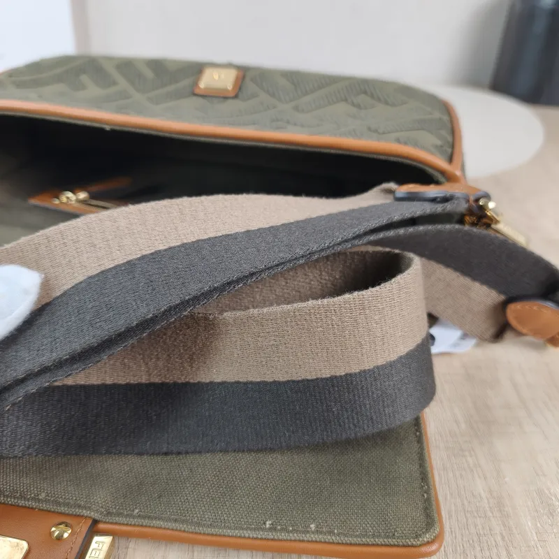 FENDI Crossbody Bag Baguette Baguette Bag Green Canvas Medium27 × 6 × 15 cm — detail view 3 of 13