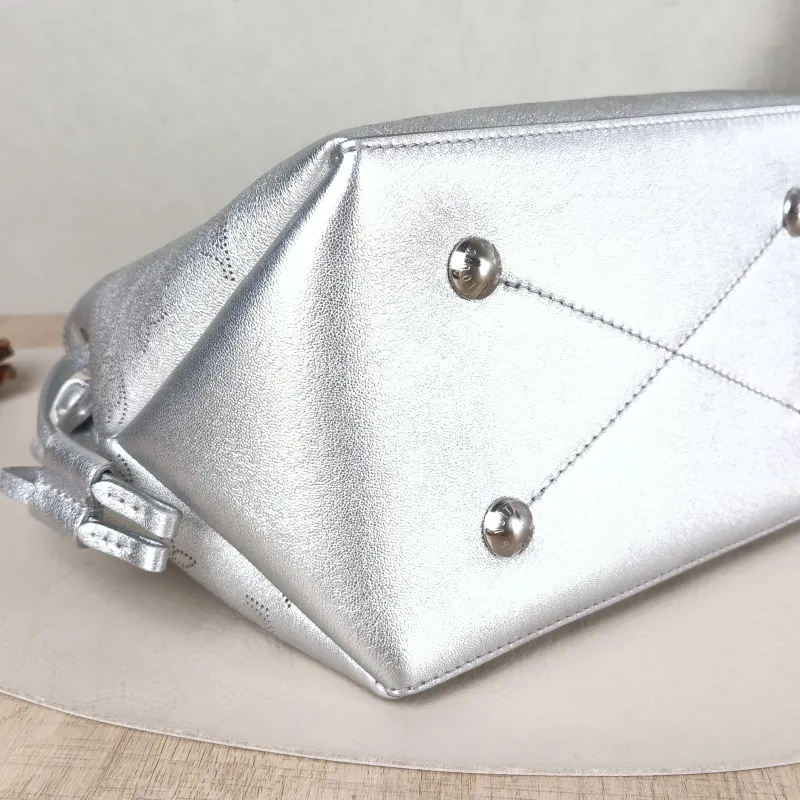 Louis Vuitton Crossbody Bag BELLA White Lambskin One Size 22 × 14 × 19 cm — detail view 1 of 11