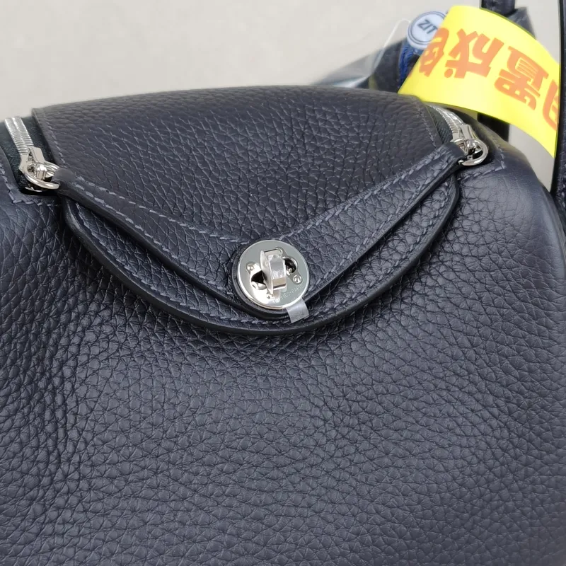 Hermès Crossbody Bag Lindy Mini 19 TC Calfskinmini19 × 9.5 × 13 cm — detail view 13 of 14
