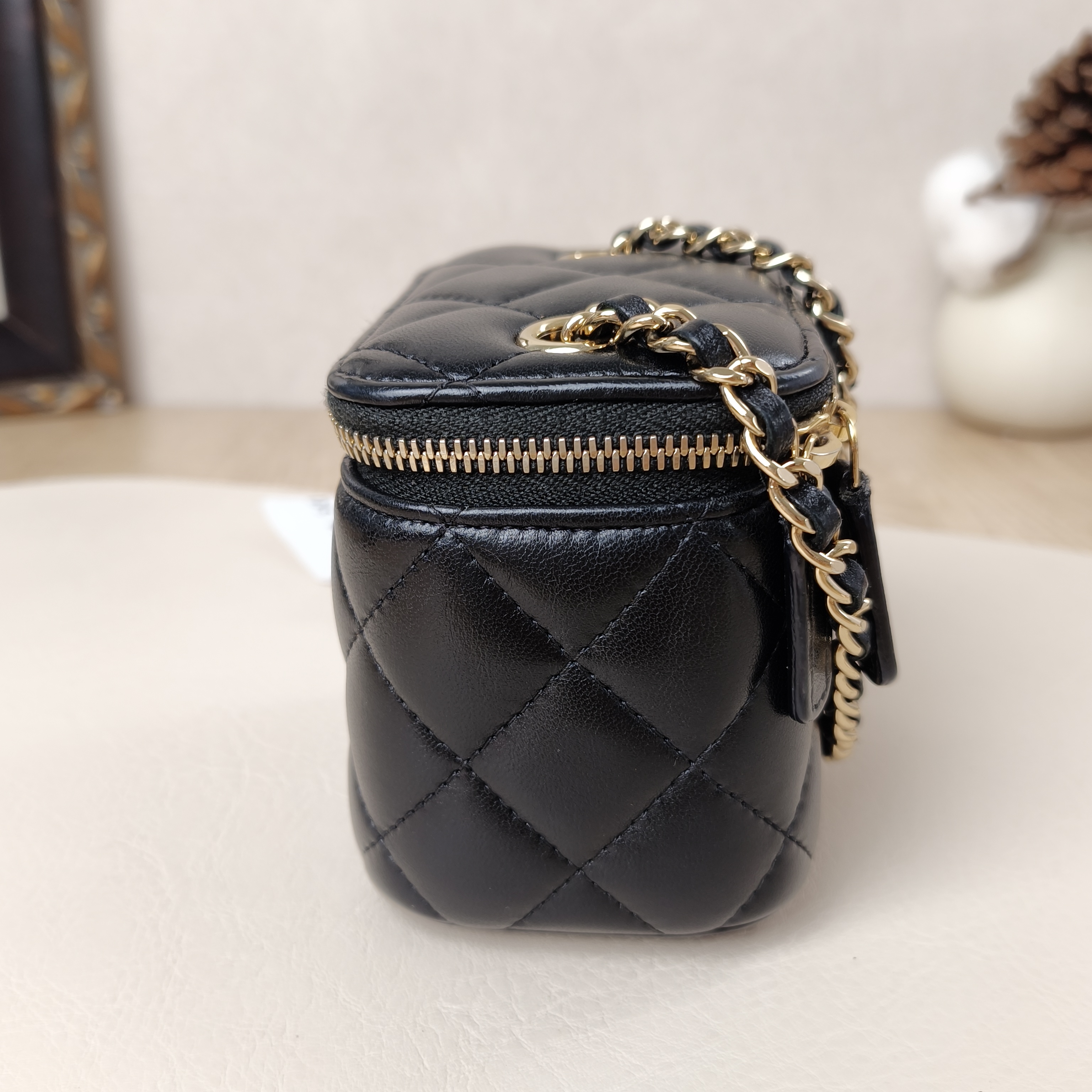 Chanel Crossbody Bag Edition Black Lambskinmini11 × 7 × 9 cm — cover view 2 of 10
