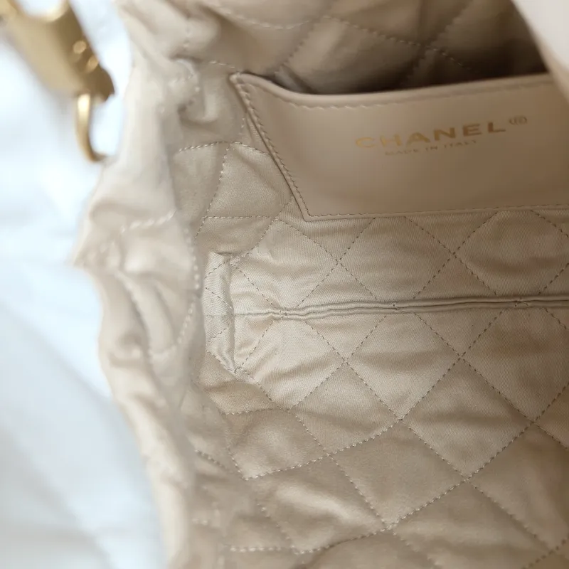 Chanel Shoulder Bag 22Bag White CC alfskin Mini 20 × 6 × 19 cm — detail view 9 of 10