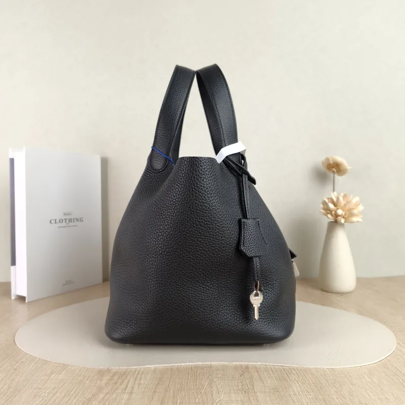 Hermès Top Handle Bag Picotin Lock 22 22 Black TC Calfskin Medium 22 × 18 × 21 cm k — detail view 9 of 9