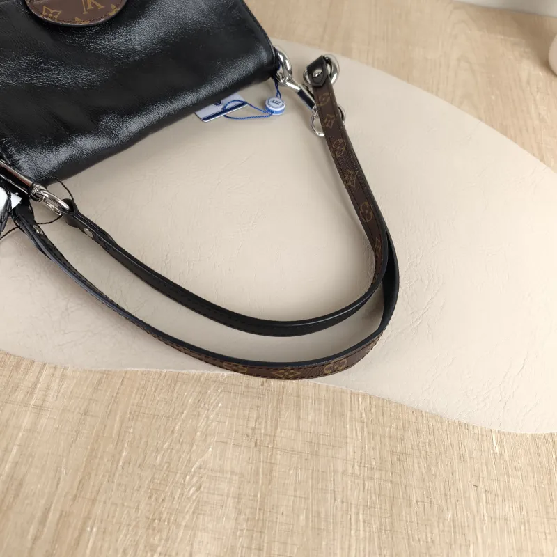 Louis Vuitton Shoulder Bag Sunset Vibe Black Lambskin One Size 27 × 3 × 18 cm — detail view 11 of 12