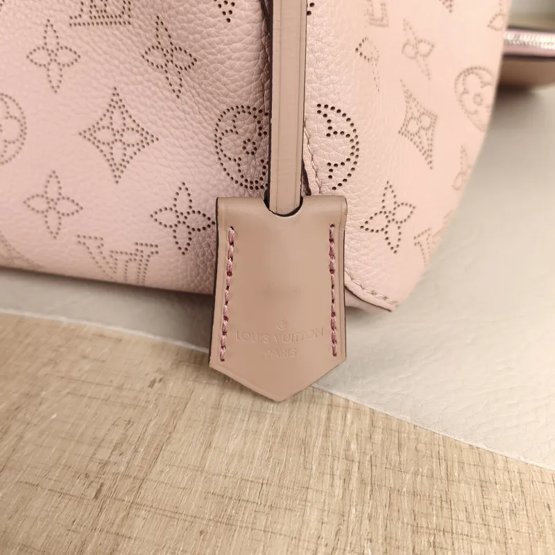 Louis Vuitton Shoulder Bag Hina Pink Calfskin Small 23 × 13 × 21 cm — detail view 2 of 10