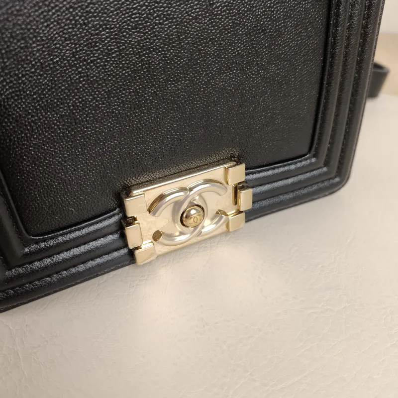 Chanel Crossbody Bag Le Boy​Black Calfskinmini18 × 8.5 × 16 cm — detail view 5 of 12