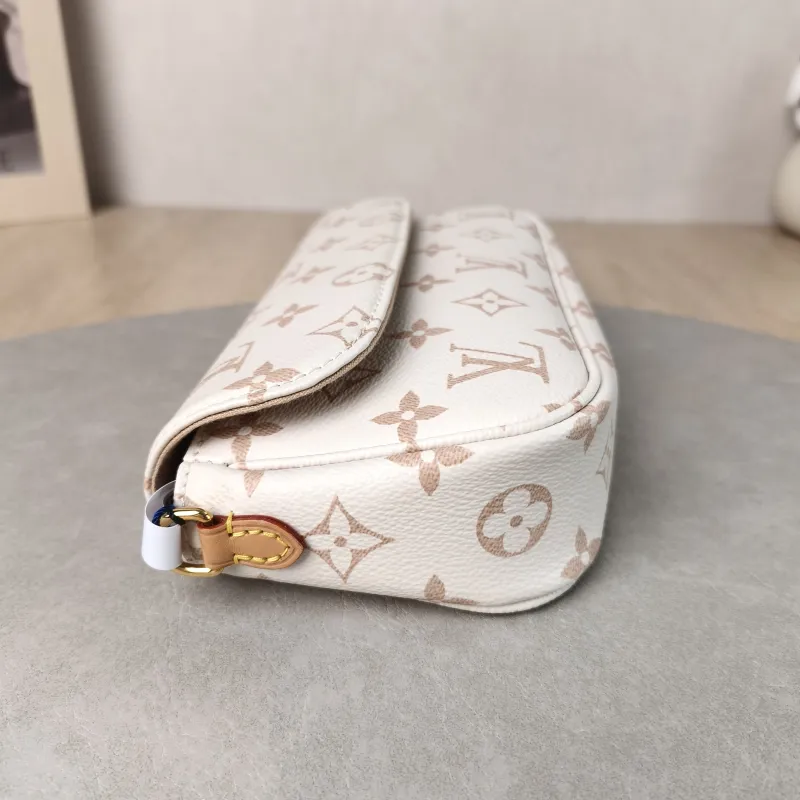 Louis Vuitton Crossbody Bag IVY · Beige PVC Small 23.5 × 4.3 × 12 cm — detail view 5 of 11