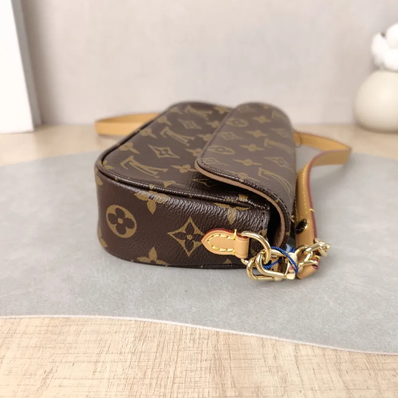 Louis Vuitton Crossbody Bag IVY Monogram PVC Small 23.5 × 4.3 × 12 cm — detail view 9 of 11