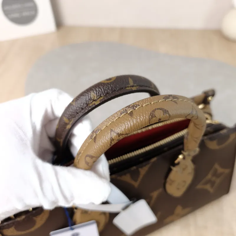 Louis Vuitton Crossbody Bag Onthego East West Monogram PVC Small25 × 10 × 13 cm — detail view 12 of 12