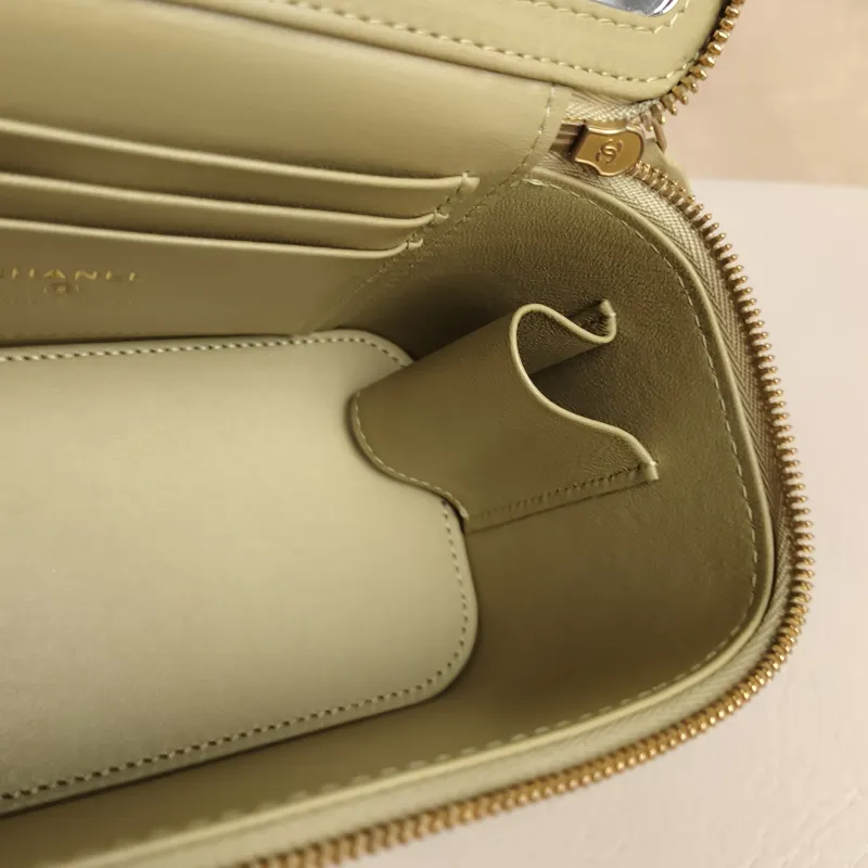 Chanel Crossbody Bag Edition Lambskin One Size 16 × 8 × 9.5 cm — detail view 5 of 10