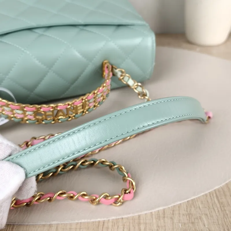 Chanel Crossbody Bag Green Calfskin One Size 22 × 7 × 16 cm — detail view 5 of 14