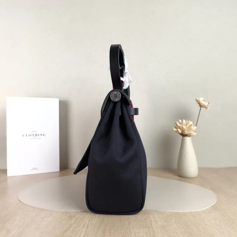 Hermès Shoulder Bag Herbag 31 Black Canvas Medium 31 × 10 × 25 cm z — detail view 8 of 12