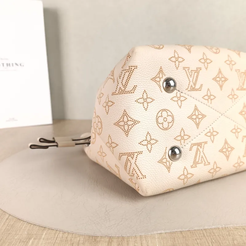 Louis Vuitton Crossbody Bag BELLA Calfskin One Size 22 × 14 × 19 cm — detail view 5 of 9