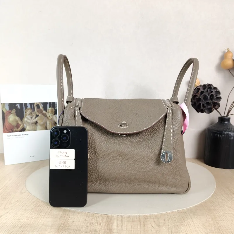 Hermès Shoulder Bag Lindy 30 TC Calfskin Medium 30 × 15 × 19 cm A — cover view 5 of 5