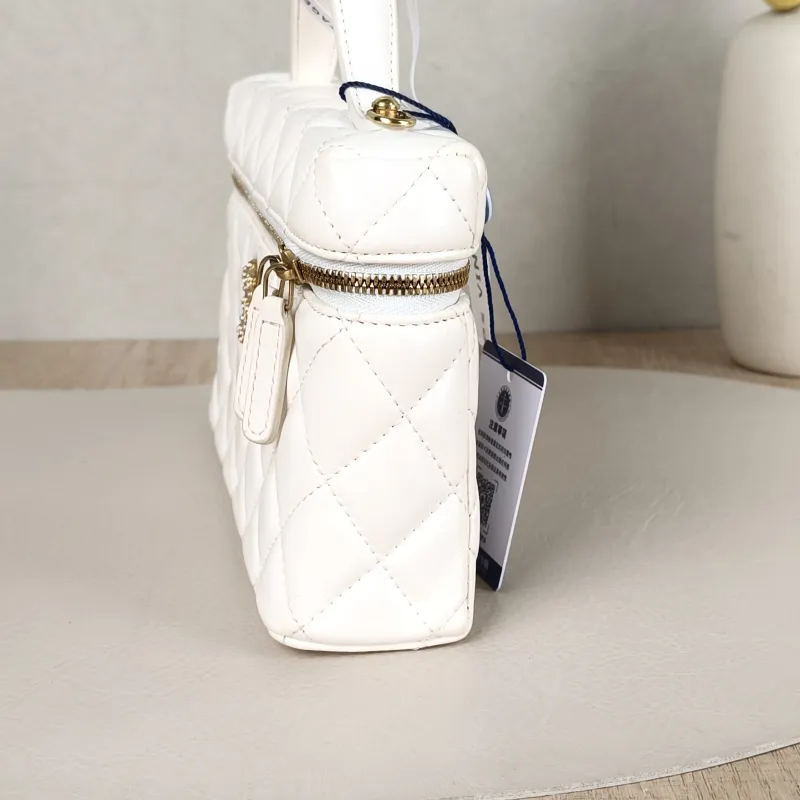 Chanel Crossbody Bag26c lp Vanity Case Bag White Calfskin One Size19.5 × 5 × 17 cm — detail view 8 of 13