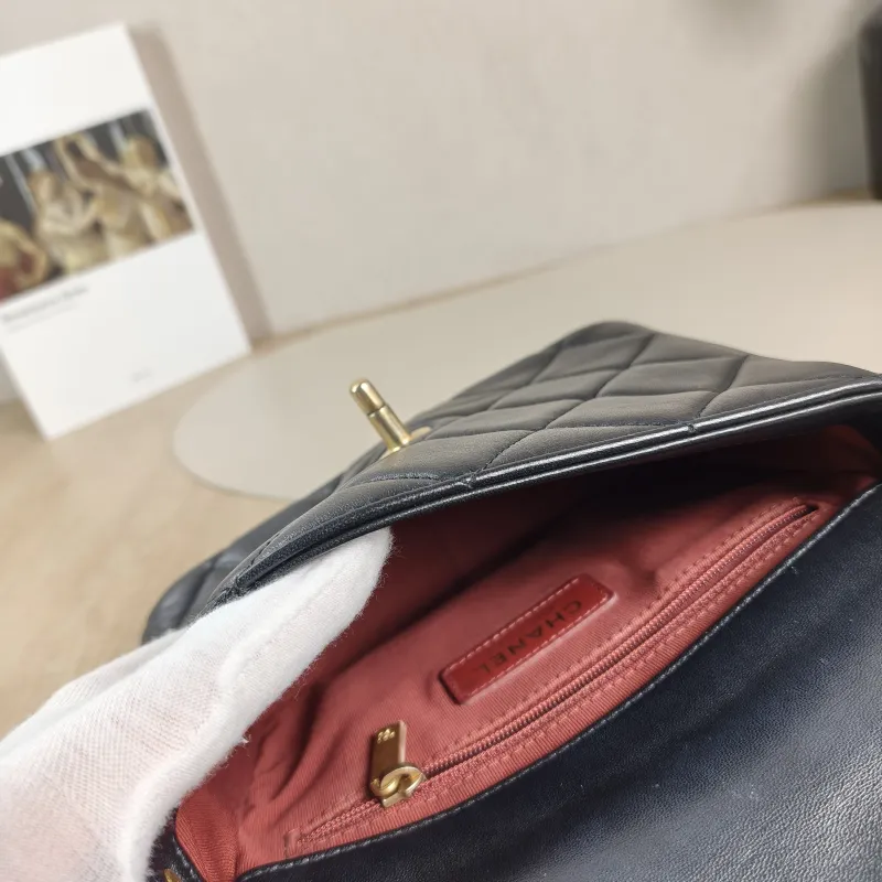 Chanel Crossbody Bag21b Black Lambskinmini19 × 6 × 16 cm — detail view 2 of 14