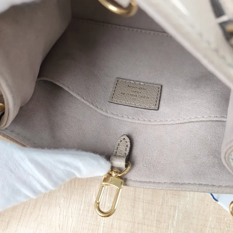 Louis Vuitton Crossbody Bag Onthego BB · White Monogram Empreinte Embossed Calfskin BB 18 × 8.5 × 15 cm — detail view 10 of 11