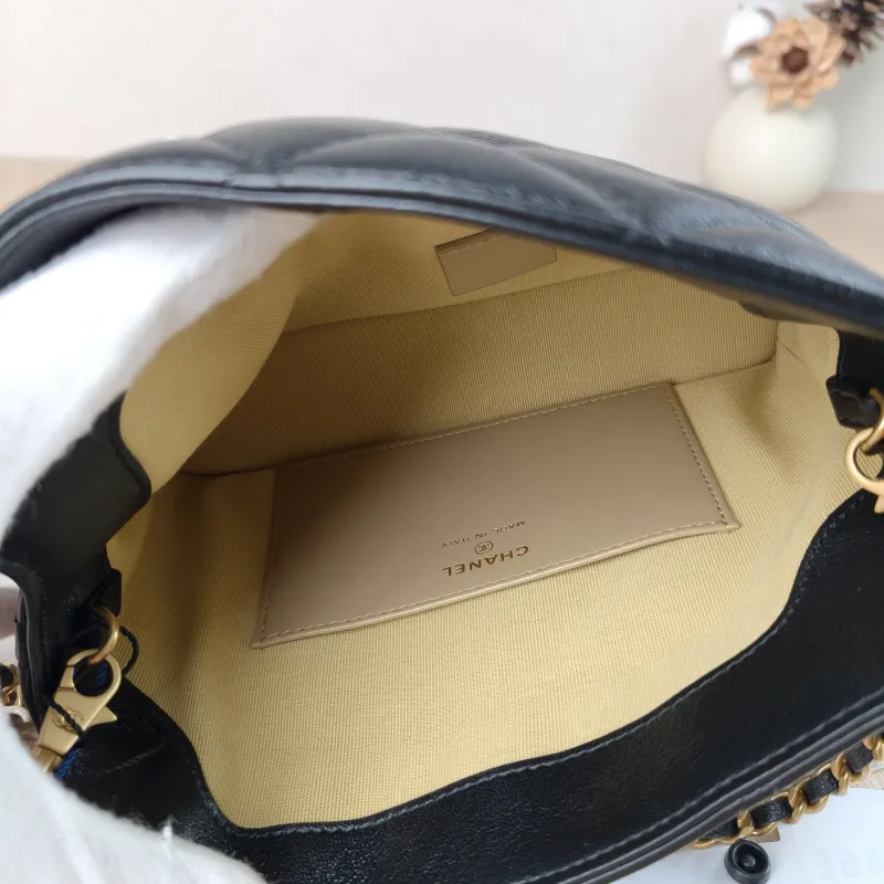 Chanel Crossbody Bag hobo Black Lambskin One Size 20 × 5 × 16.5 cm — detail view 11 of 11