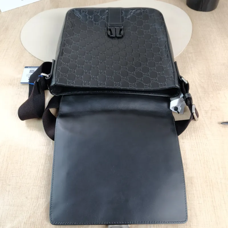 GUCCI Crossbody Bag Messenger Bag Crossbody Bag Black Calfskin One Size25 × 6 × 28 cm — detail view 5 of 13