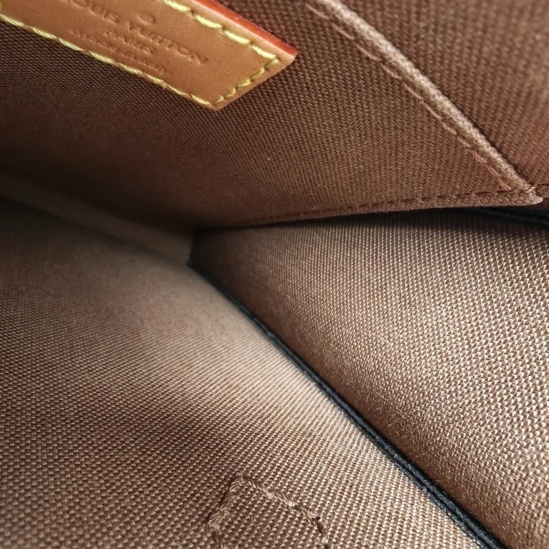 Louis Vuitton Crossbody Bag PETIT SAC PLAT Mini Monogram PV Cmini14 × 5 × 17 cm — detail view 2 of 9