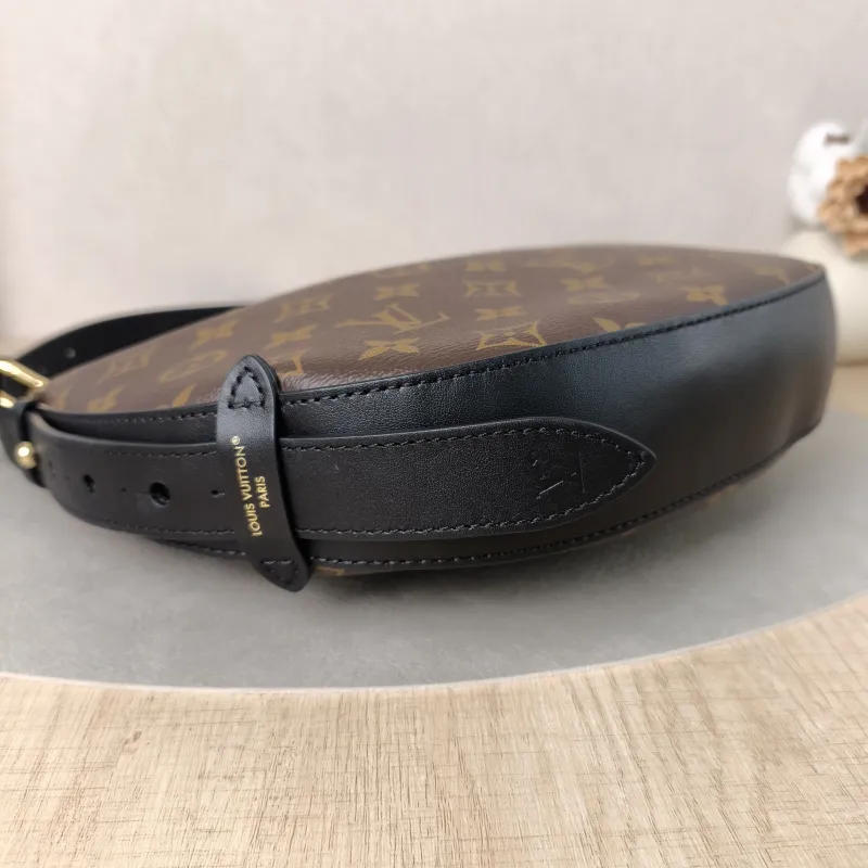 Louis Vuitton Shoulder Bag COOKIE Monogram PVC BB 28.5 × 5 × 19 cm — detail view 6 of 13