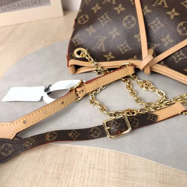 Louis Vuitton Crossbody Bag Carryall BB Monogram PVC BB 26 × 10 × 17 cm — detail view 8 of 15