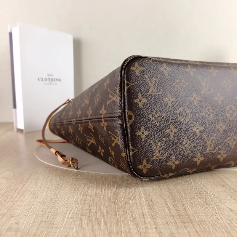 Louis Vuitton Shoulder Bag Neverfull Monogram PVC Medium 31 × 14 × 28 cm — detail view 4 of 11