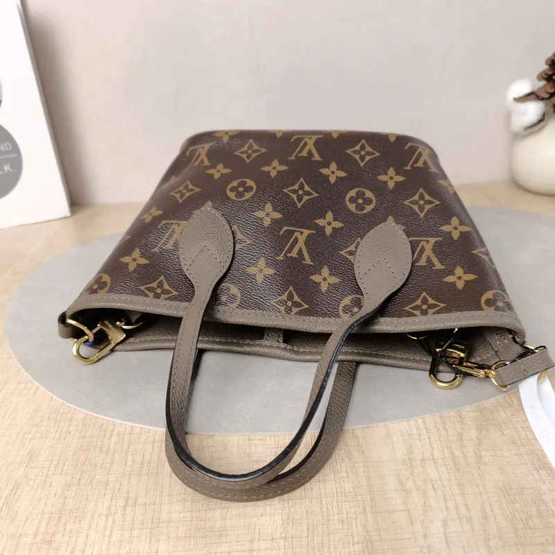 Louis Vuitton Crossbody Bag NEVERFULL INSIDE OUT BB PVC · Calfskin BB26.5 × 11 × 16.5 cm — detail view 4 of 15