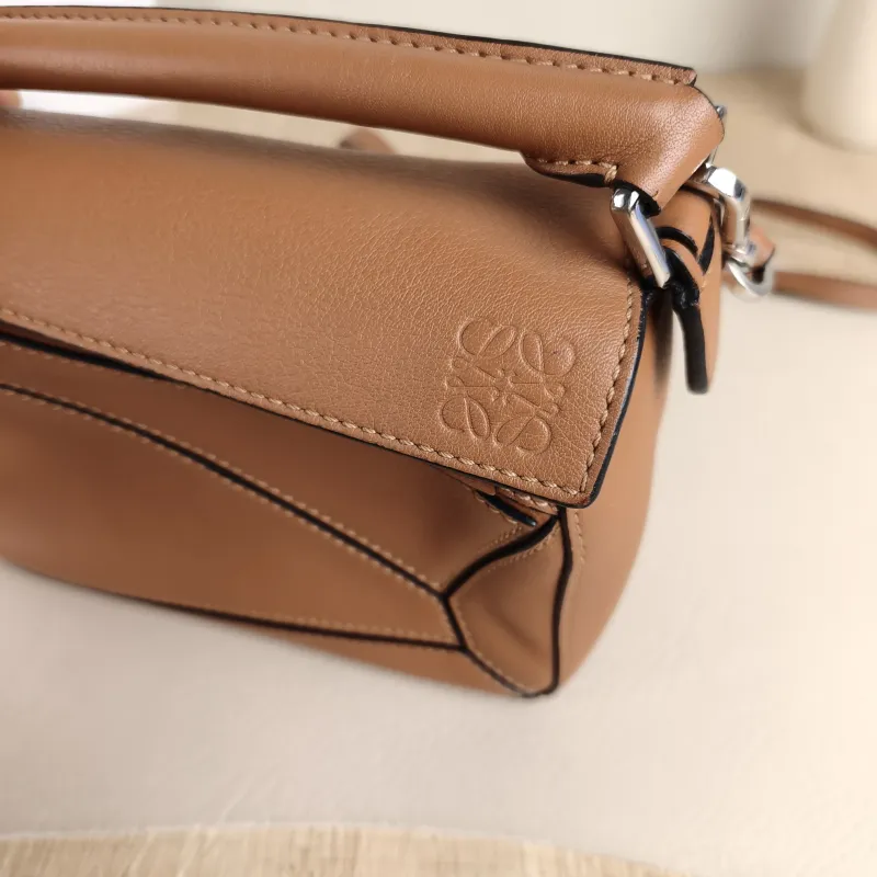 LOEWE Crossbody Bag Puzzle Caramel Calfskin Mini 18 × 8 × 12.5 cm — detail view 4 of 11