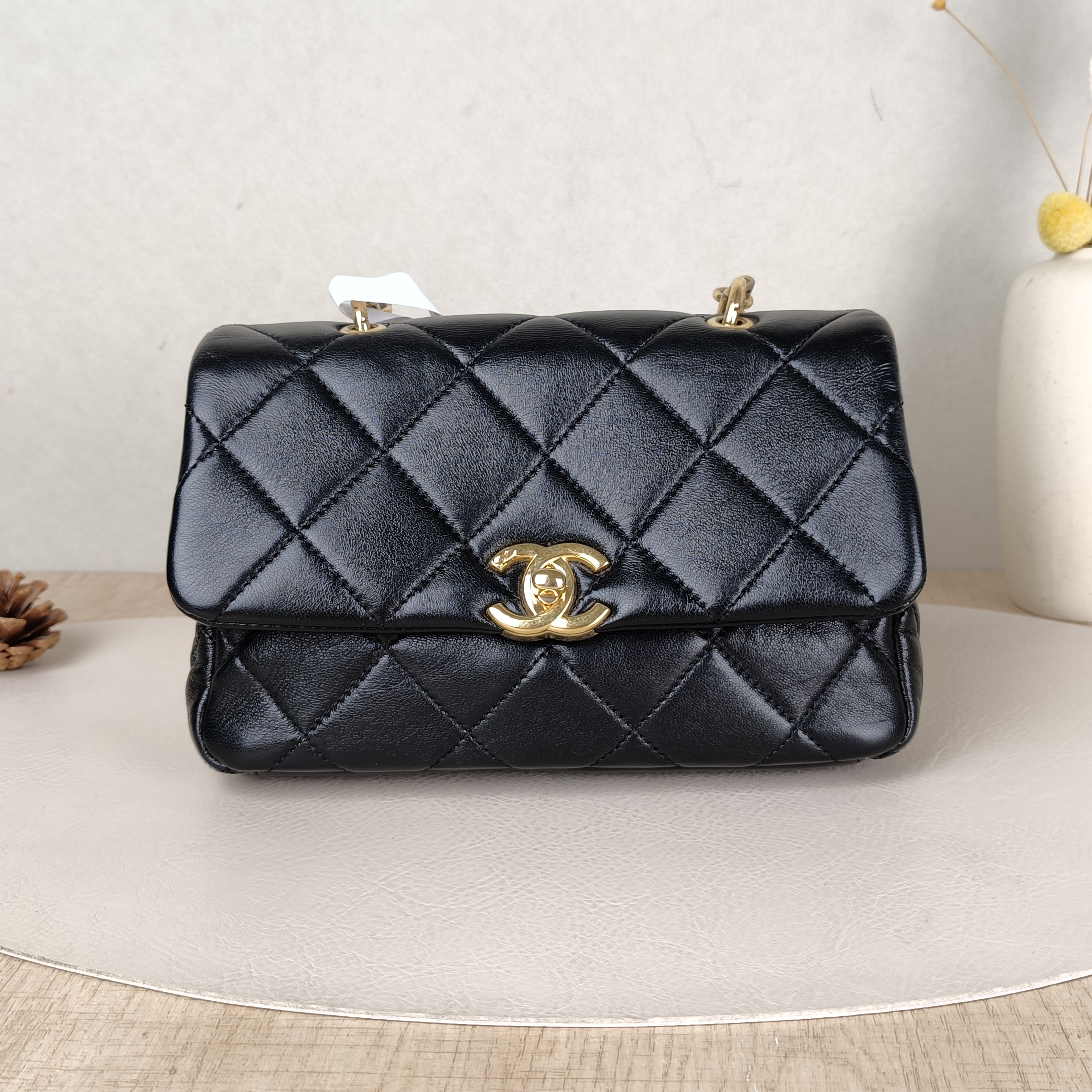 Chanel Crossbody Bag24b Black Lambskin One Size21 × 5 × 15 cm