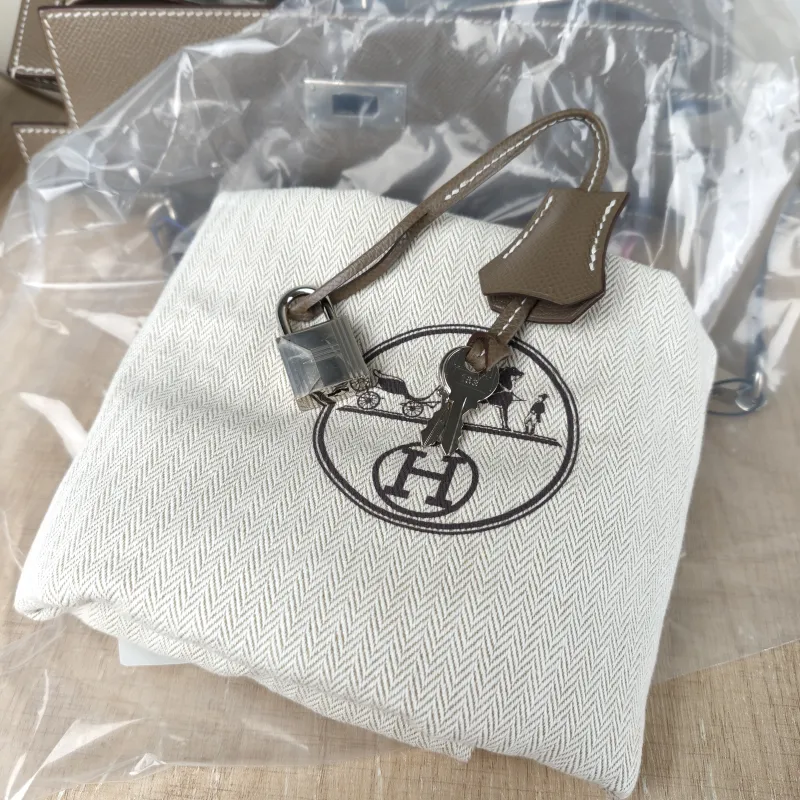 Hermès Shoulder Bag Kelly 28 Silver-Tone Hardware18 Epsom Calfskin Medium28 × 10 × 22 cm — detail view 2 of 13