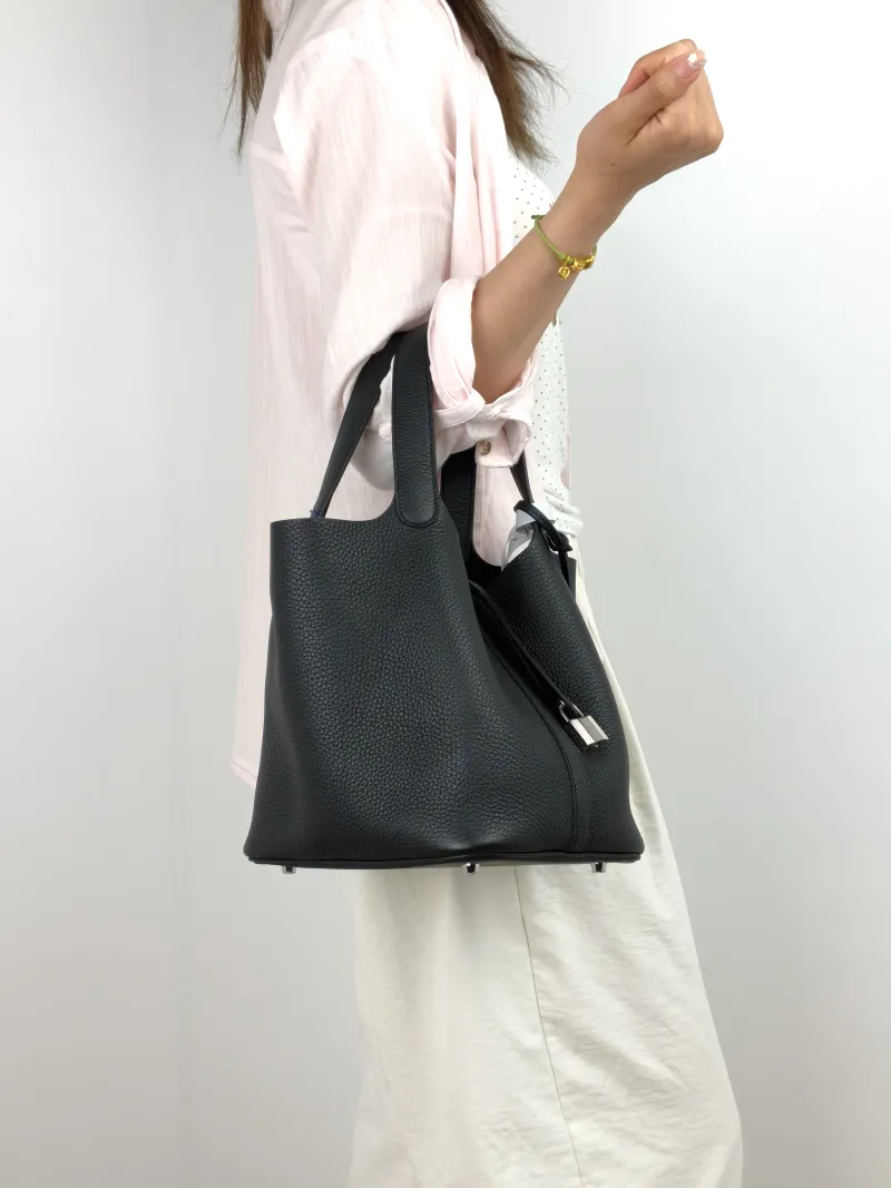 Hermès Top Handle Bag Picotin Lock 22 22 Black TC Calfskin Medium 22 × 18 × 21 cm k — on-model view 1 of 2