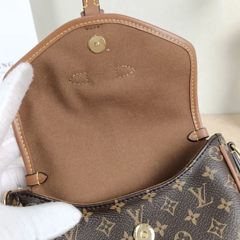 Louis Vuitton Crossbody Bag SOLO Monogram PVC One Size 16 × 4 × 12 cm Shoulder Strap — detail view 3 of 11