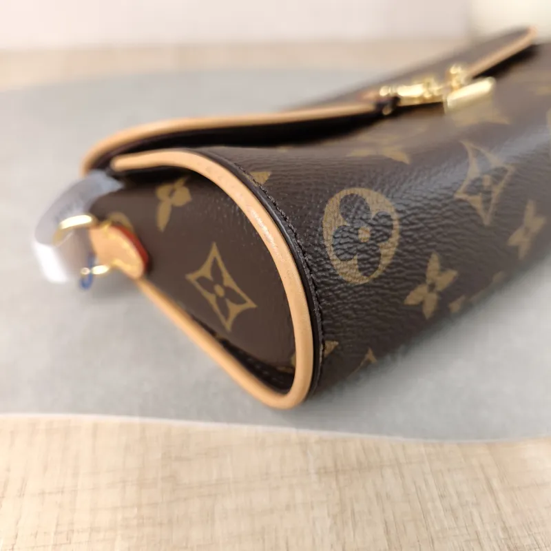 Louis Vuitton Crossbody Bag POCHETTE CAMILLE Monogram PVC 20.5 × 6 × 11 cm — detail view 3 of 13