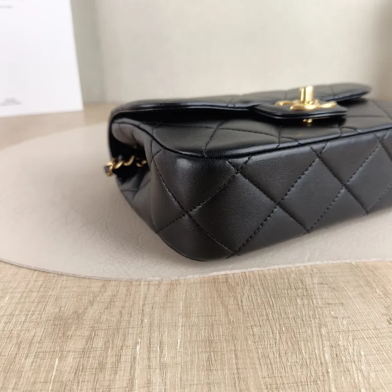Chanel Crossbody Bag Pearl Black Lambskin Small 19 × 6 × 14 cm — detail view 8 of 11