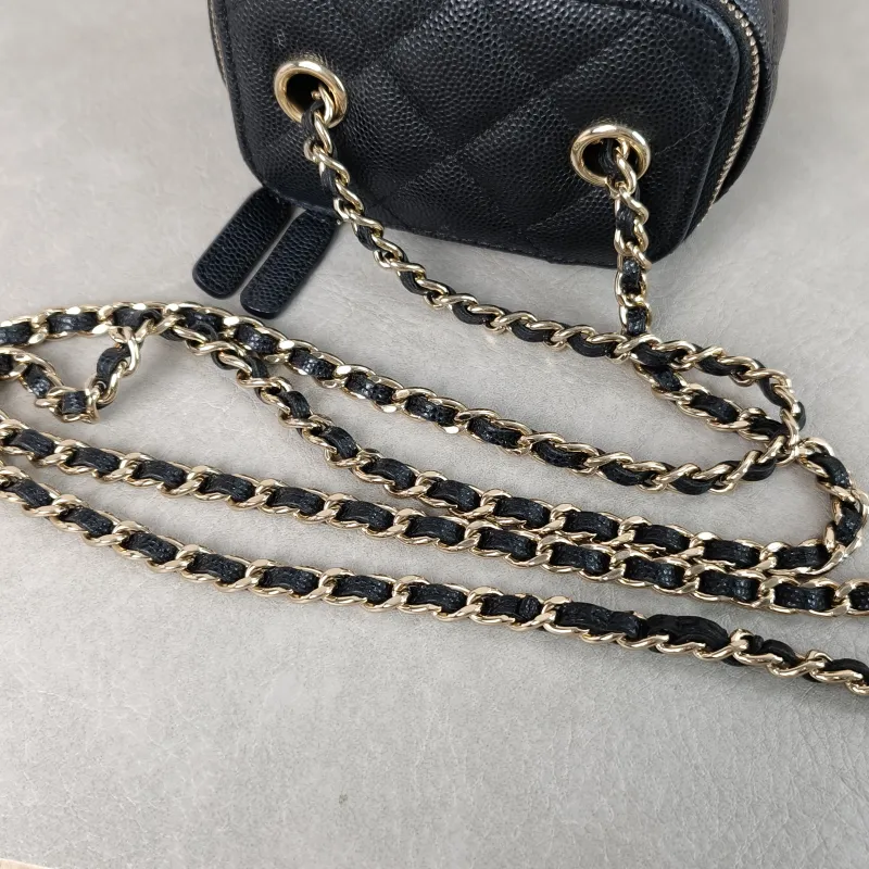 Chanel Crossbody Bag Edition Black Grained Calfskin Mini 11 × 7 × 9 cm 31 — detail view 2 of 11